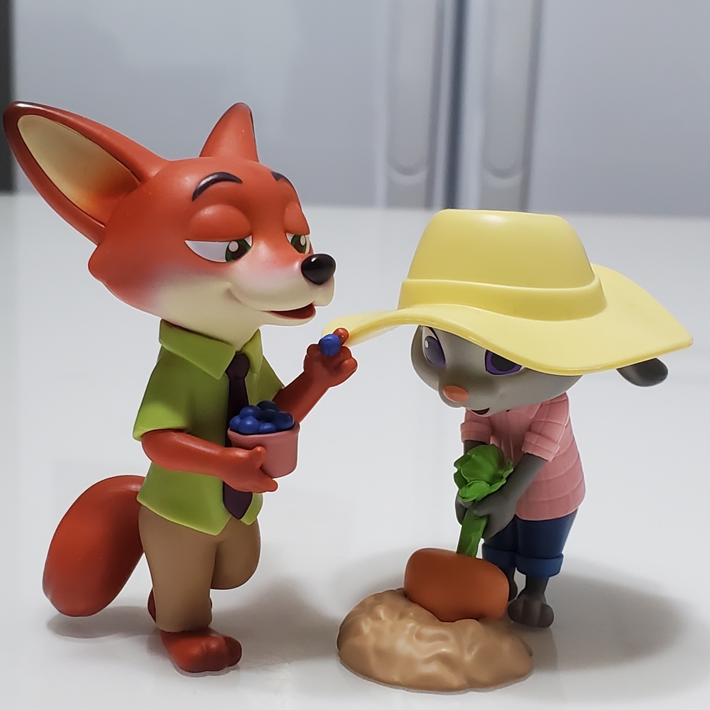 Zootopia Figures (Nick & Judy) + 1 FREE Figure - Picture 2 of 2